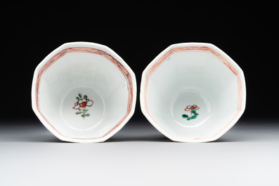 A Chinese wucai rouleau vase and a pair of octagonal cups with floral design, Transitional period/Kangxi