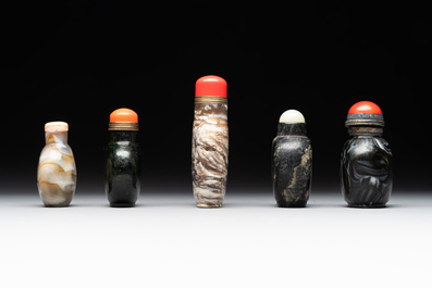 Five Chinese hardstone and glass snuff bottles, 19/20th C.