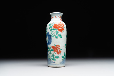 A Chinese wucai rouleau vase and a pair of octagonal cups with floral design, Transitional period/Kangxi
