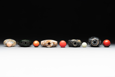 Five Chinese hardstone and glass snuff bottles, 19/20th C.