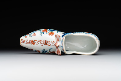 A Dutch Delft cashmere palette shoe, 18th C.