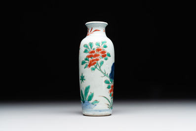 A Chinese wucai rouleau vase and a pair of octagonal cups with floral design, Transitional period/Kangxi