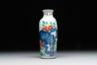 A Chinese wucai rouleau vase and a pair of octagonal cups with floral design, Transitional period/Kangxi