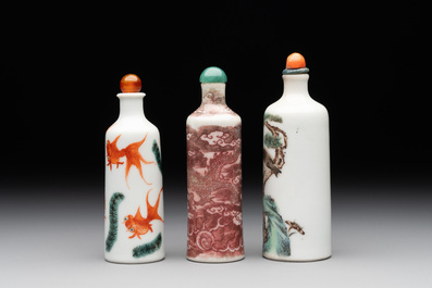A Chinese copper-red 'dragon' snuff bottle and two famille verte snuff bottles, Gu Yue Xuan 古月軒 and Daoguang mark, 19th C.