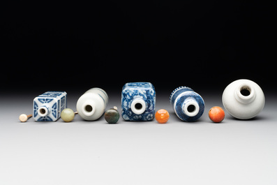 Five Chinese blue, white, copper-red and ge-type snuff bottles, Xuande, Yongzheng and Wan Yu 玩玉 mark, 18/19th C.