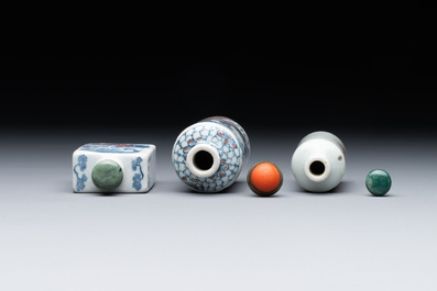 Seven various Chinese porcelain snuff bottles, Yongzheng and Qianlong mark, 19/20th C.