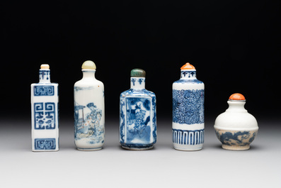 Five Chinese blue, white, copper-red and ge-type snuff bottles, Xuande, Yongzheng and Wan Yu 玩玉 mark, 18/19th C.