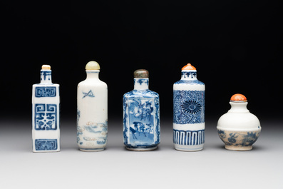 Five Chinese blue, white, copper-red and ge-type snuff bottles, Xuande, Yongzheng and Wan Yu 玩玉 mark, 18/19th C.