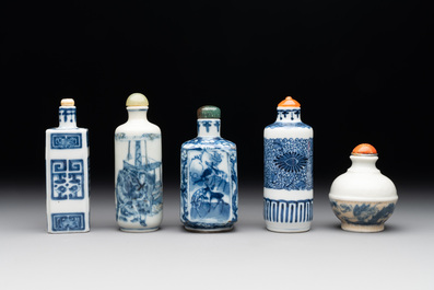 Five Chinese blue, white, copper-red and ge-type snuff bottles, Xuande, Yongzheng and Wan Yu 玩玉 mark, 18/19th C.