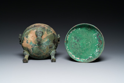 A Chinese archaic bronze tripod vessel and cover, 'ding 鼎', Eastern Zhou, Spring and Autumn period