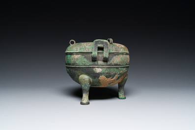 A Chinese archaic bronze tripod vessel and cover, 'ding 鼎', Eastern Zhou, Spring and Autumn period