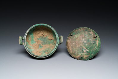 A Chinese archaic bronze tripod vessel and cover, 'ding 鼎', Eastern Zhou, Spring and Autumn period