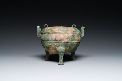A Chinese archaic bronze tripod vessel and cover, 'ding 鼎', Eastern Zhou, Spring and Autumn period