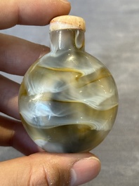 Five Chinese hardstone and glass snuff bottles, 19/20th C.