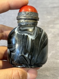 Five Chinese hardstone and glass snuff bottles, 19/20th C.