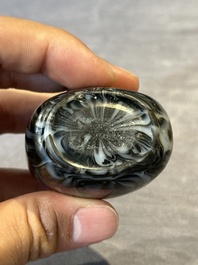 Five Chinese hardstone and glass snuff bottles, 19/20th C.