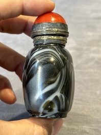Five Chinese hardstone and glass snuff bottles, 19/20th C.