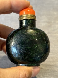 Five Chinese hardstone and glass snuff bottles, 19/20th C.