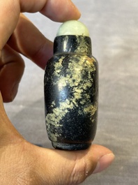 Five Chinese hardstone and glass snuff bottles, 19/20th C.