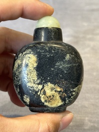 Five Chinese hardstone and glass snuff bottles, 19/20th C.