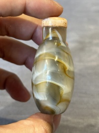 Five Chinese hardstone and glass snuff bottles, 19/20th C.