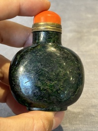 Five Chinese hardstone and glass snuff bottles, 19/20th C.
