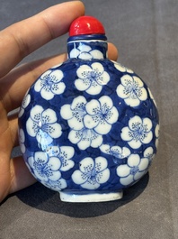 A large Chinese blue and white 'prunus on cracked ice' snuff bottle, Chenghua mark, 18/19th C.