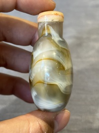 Five Chinese hardstone and glass snuff bottles, 19/20th C.