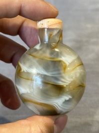 Five Chinese hardstone and glass snuff bottles, 19/20th C.