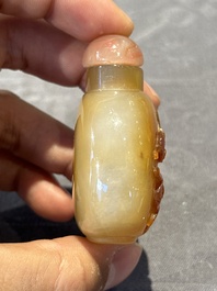 Seven various Chinese jade, agate and glass snuff bottles, 19/20th C.