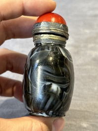 Five Chinese hardstone and glass snuff bottles, 19/20th C.