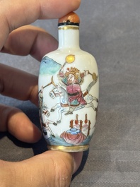 A pair of fine Chinese famille rose 'dragon boat' snuff bottles, 19th C.