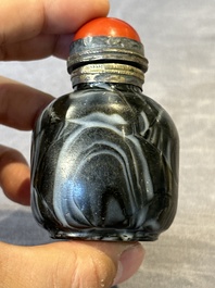 Five Chinese hardstone and glass snuff bottles, 19/20th C.