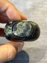 Five Chinese hardstone and glass snuff bottles, 19/20th C.