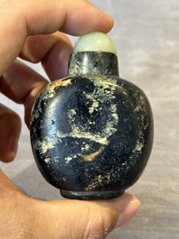 Five Chinese hardstone and glass snuff bottles, 19/20th C.