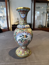 A Chinese Beijing enamel vase with floral design, 19/20th C.