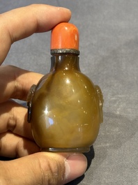 Six Chinese agate, jade and glass snuff bottles, 19/20th C.