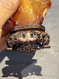 Six Chinese agate, jade and glass snuff bottles, 19/20th C.