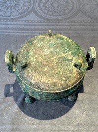 A Chinese archaic bronze tripod vessel and cover, 'ding 鼎', Eastern Zhou, Spring and Autumn period