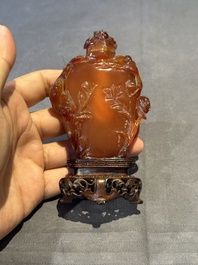 Six Chinese agate, jade and glass snuff bottles, 19/20th C.