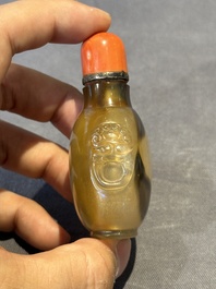 Six Chinese agate, jade and glass snuff bottles, 19/20th C.