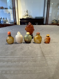 Six Chinese agate, jade and glass snuff bottles, 19/20th C.