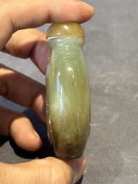 Six Chinese agate, jade and glass snuff bottles, 19/20th C.