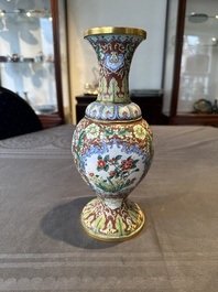 A Chinese Beijing enamel vase with floral design, 19/20th C.