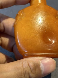 A rare Chinese amber snuff bottle with lion handles, 19th C.