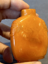A rare Chinese amber snuff bottle with lion handles, 19th C.