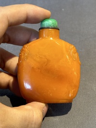 A rare Chinese amber snuff bottle with lion handles, 19th C.