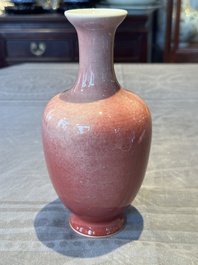 A Chinese monochrome peachbloom-glazed vase, Qianlong mark, 19/20th C.