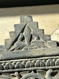 Five Gandhara grey schist frieze fragments with narrative design, 1/5th C.