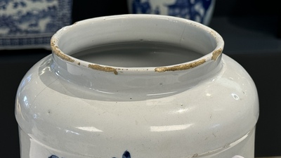 A large blue and white Dutch Delft albarello, inscribed 'Rosar:Pallidar', 18th C.